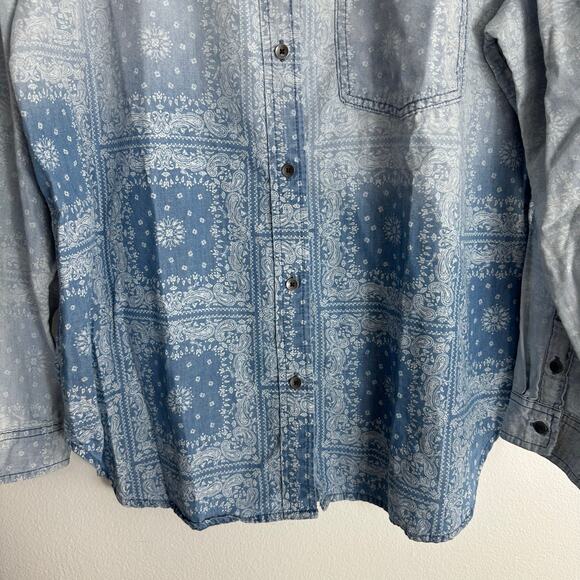 American Eagle Chambray Shirt Womens Medium Blue Ombre Bandana Print Western - Picture 6 of 9